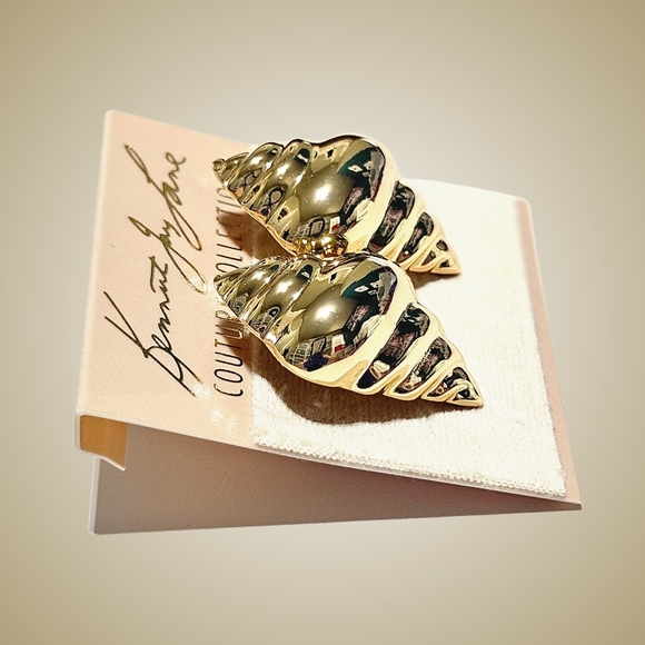 Kenneth Jay Lane Earrings Gold Tone Shiny Shell Studs Minimalist Vacation Boho - Picture 3 of 3